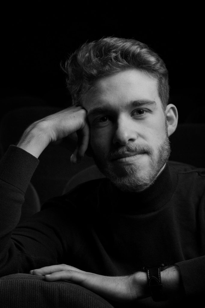 Ich bin Maximilian Lindinger. Ich bin 29 Jahre und lebe und arbeite in Augsburg und München.